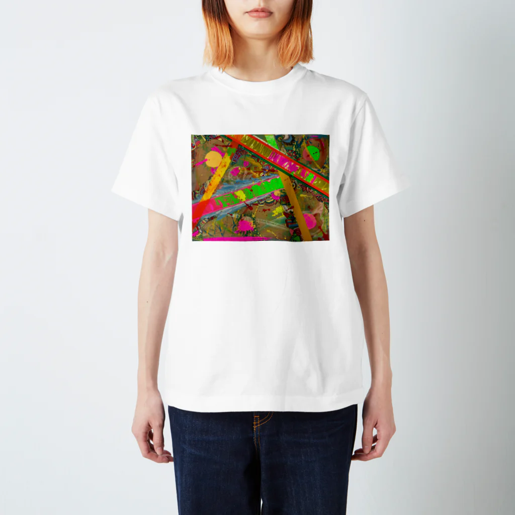 夕暮れ社のフライデーナイト【オリジナルグッズ】の向井のアート品Remix Regular Fit T-Shirt