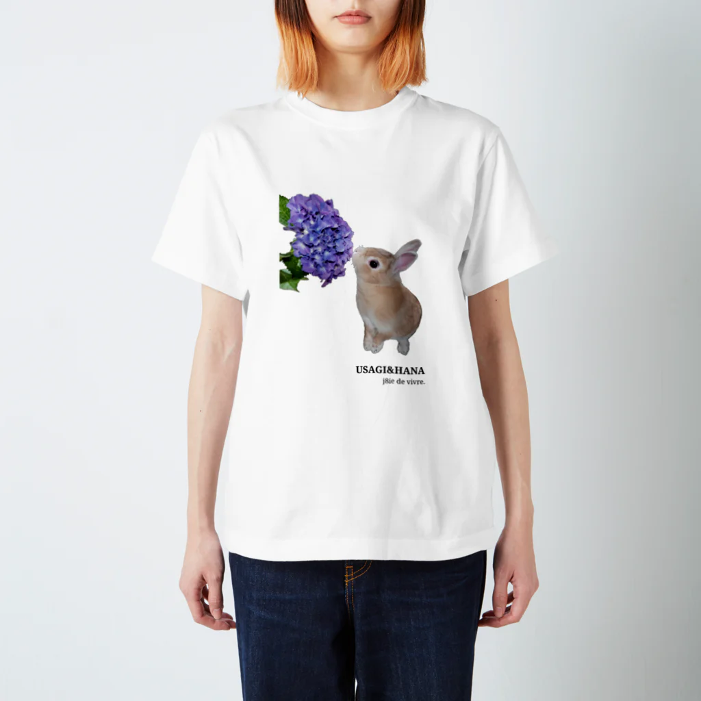 j8ie de vivre♪のうさぎと花　初めて紫陽花と出会ったうさぎ スタンダードTシャツ