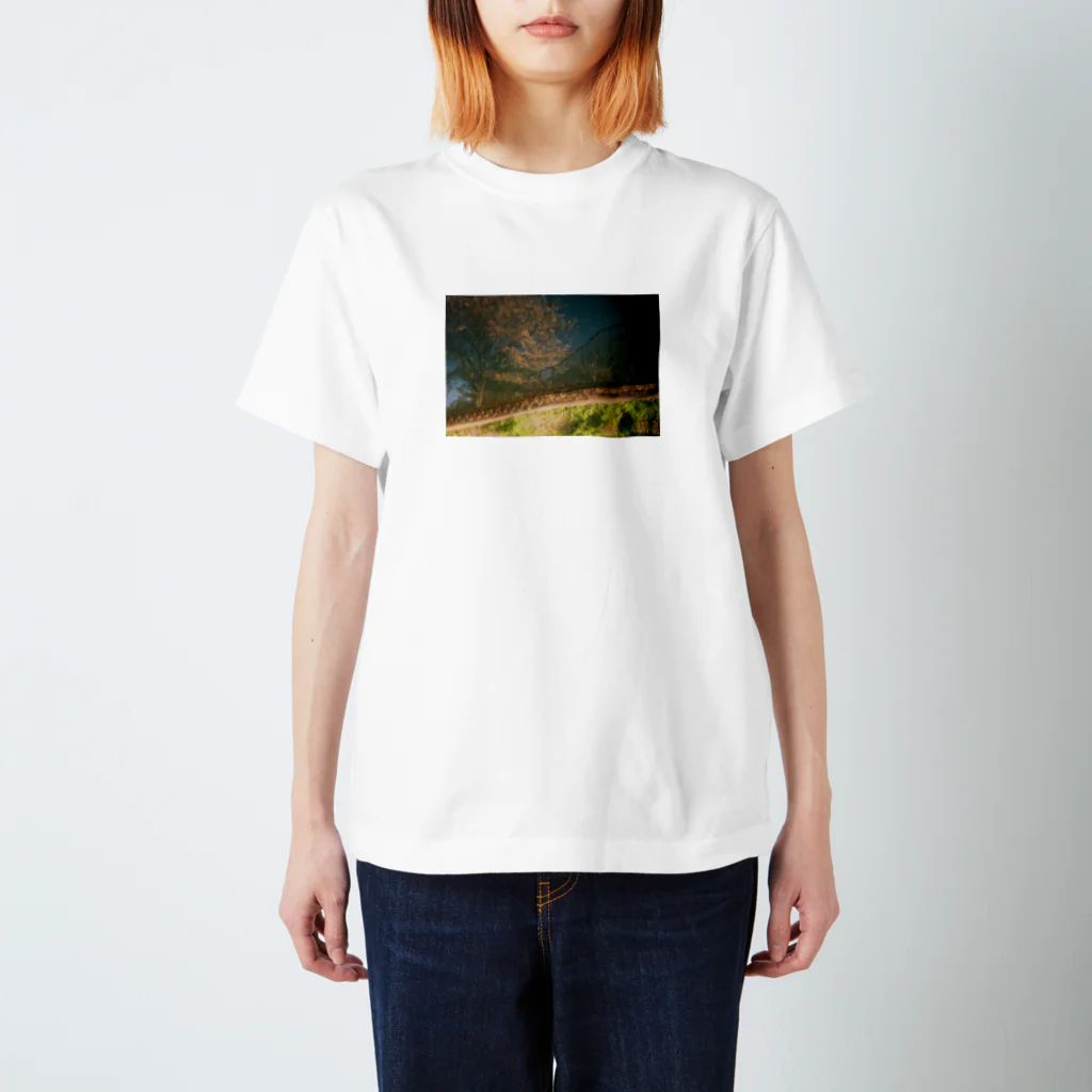 maloto_onlineの水面に映った桜 スタンダードTシャツ