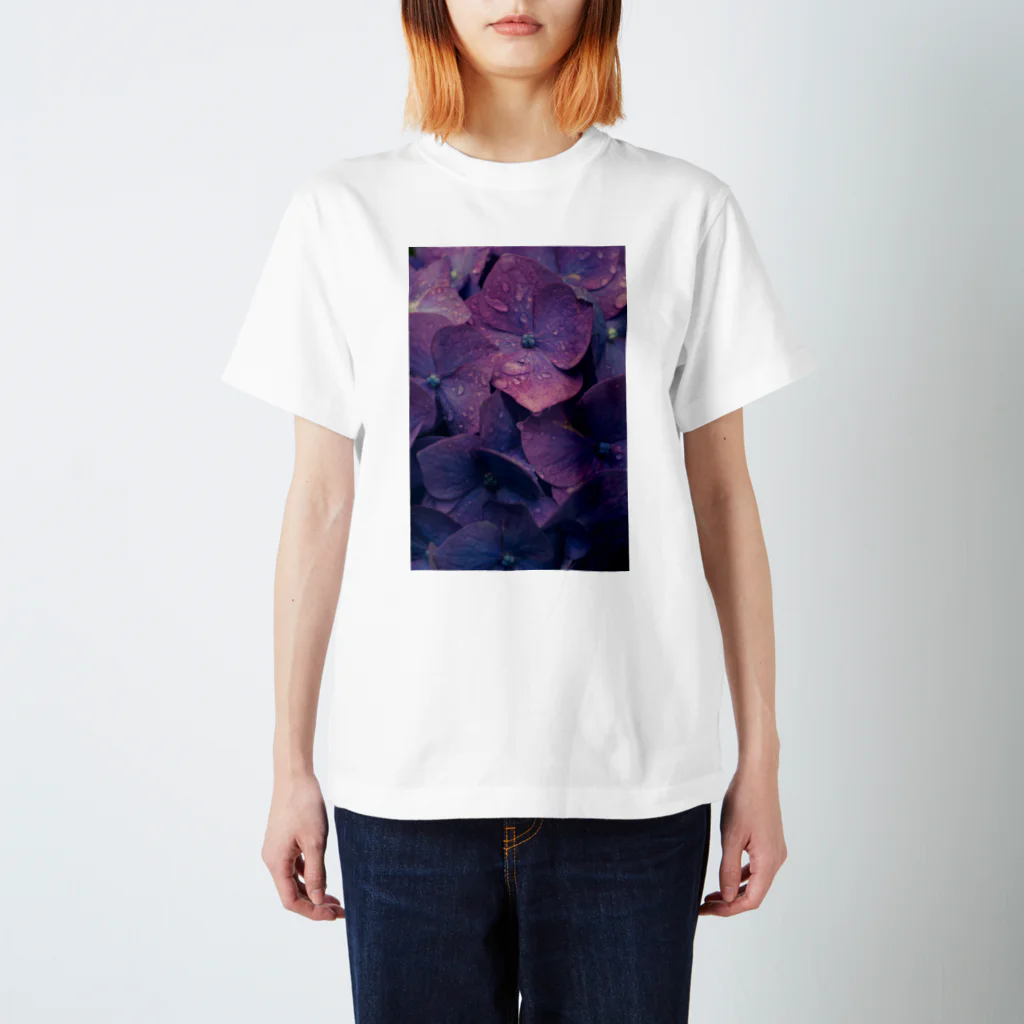 うめちゃんショップの紫色の紫陽花 Regular Fit T-Shirt