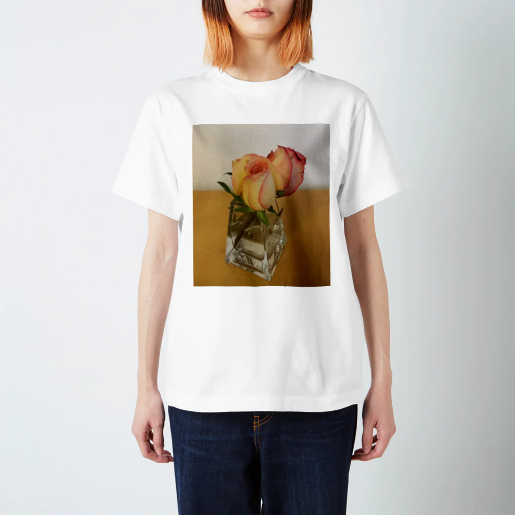 GreenTrexのバラのある生活 Regular Fit T-Shirt