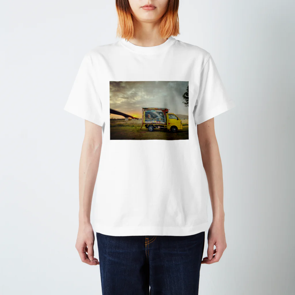 オシムラ アートチャンネルのオシムラ 移動販売車バージョンです♪ Regular Fit T-Shirt