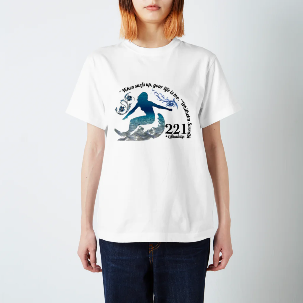 221のサーフガール Regular Fit T-Shirt