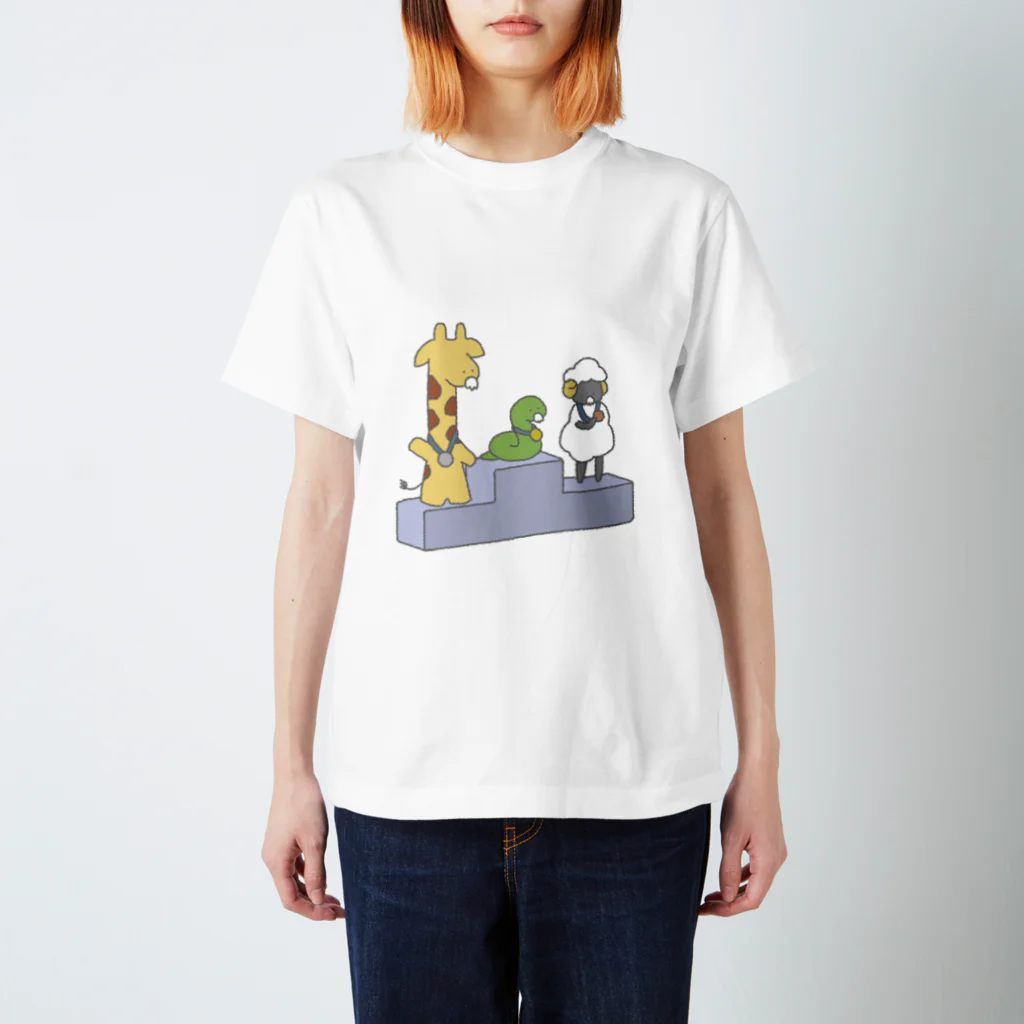 シガーアニマルズの表彰台にあがるアニマルたち スタンダードTシャツ