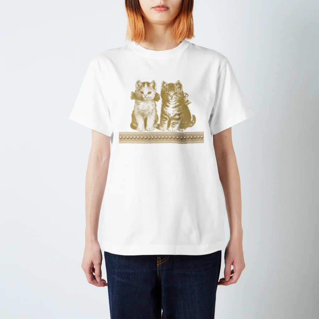 海賊猫 cocoの『こねこ はじめてのおよばれ』② パリ雑貨風 アンティーク・イラスト風 レースと真珠 Regular Fit T-Shirt