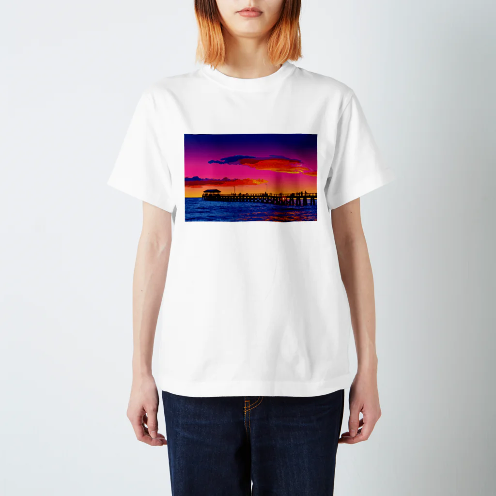 GALLERY misutawoのオーストラリア 夕暮れのヘンリービーチ桟橋 スタンダードTシャツ