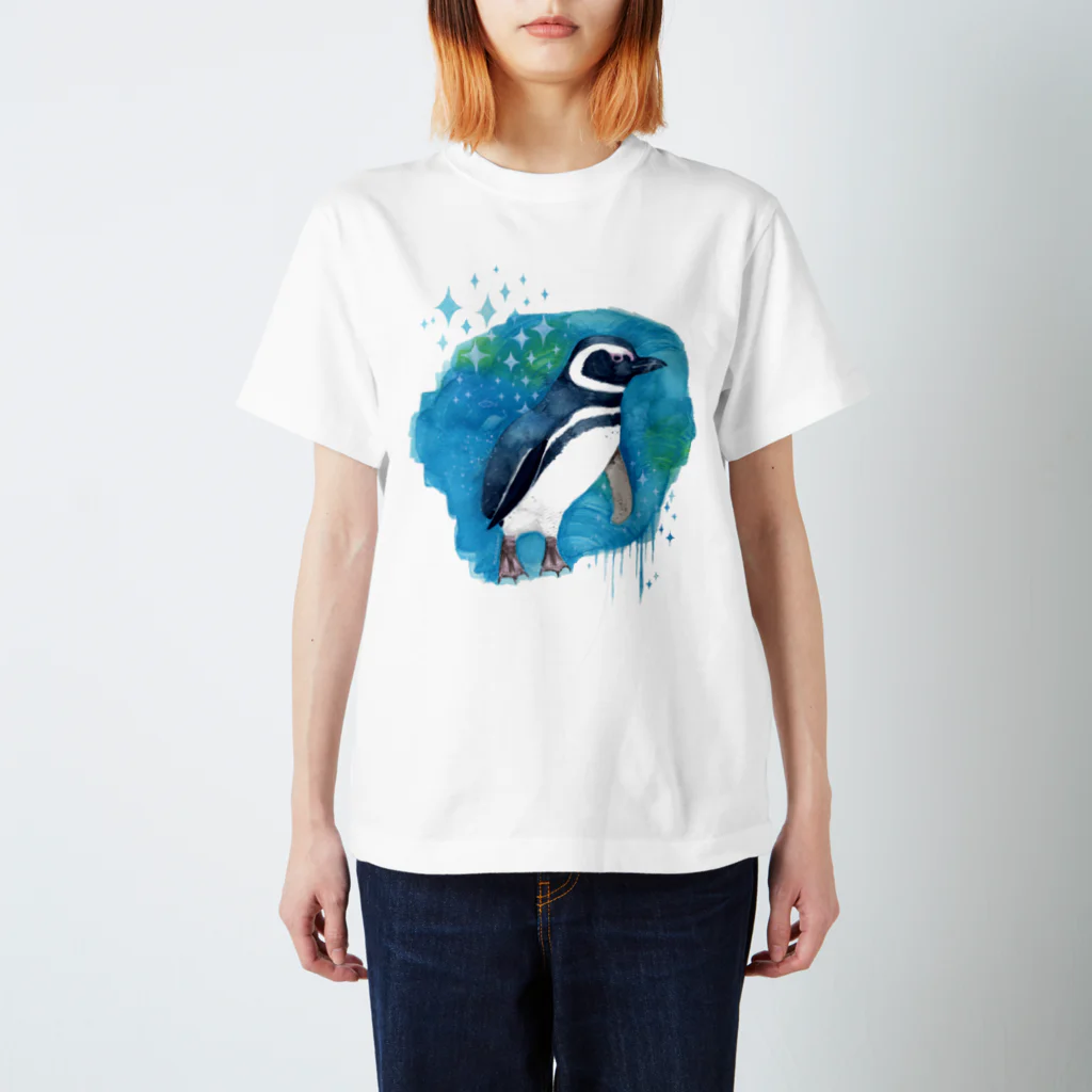マキバドリのマゼランペンギンと青 Regular Fit T-Shirt