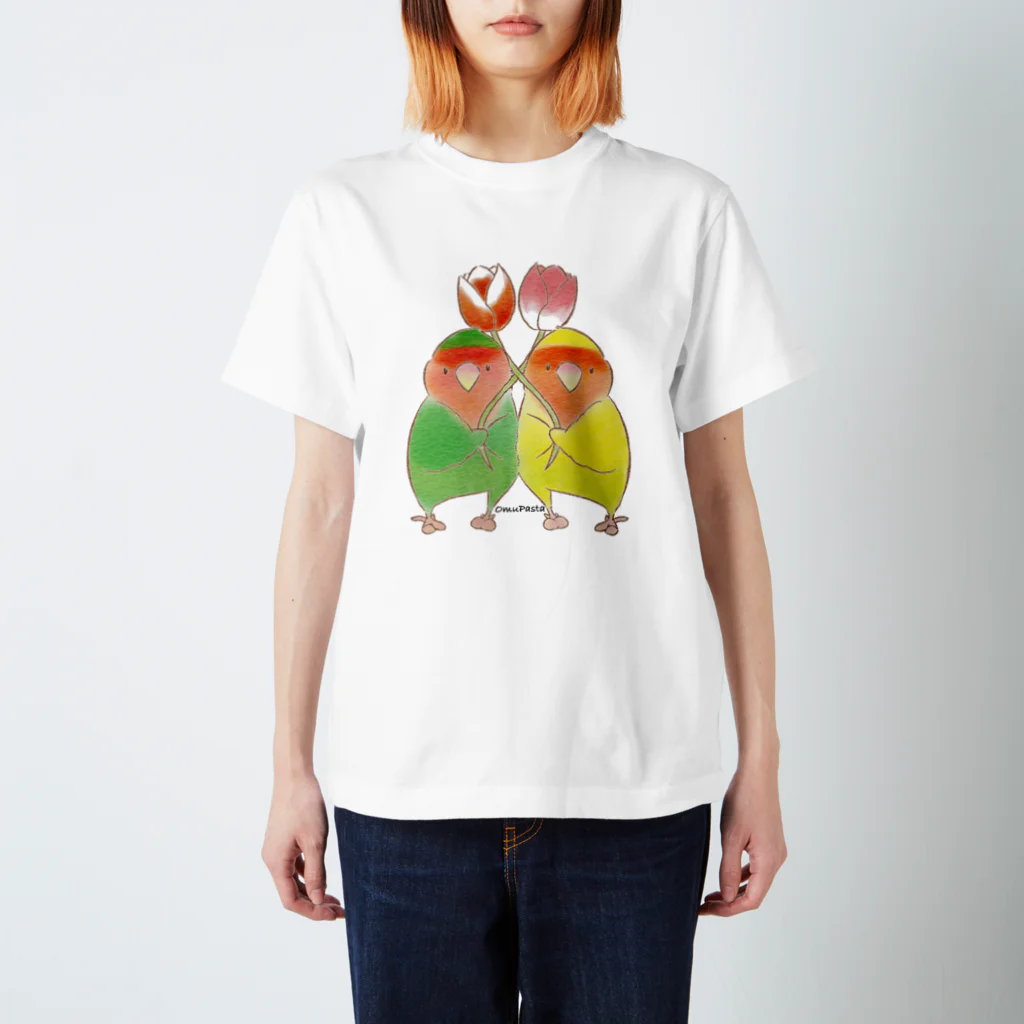 OmuPastaのチューリップとコザクラインコ スタンダードTシャツ