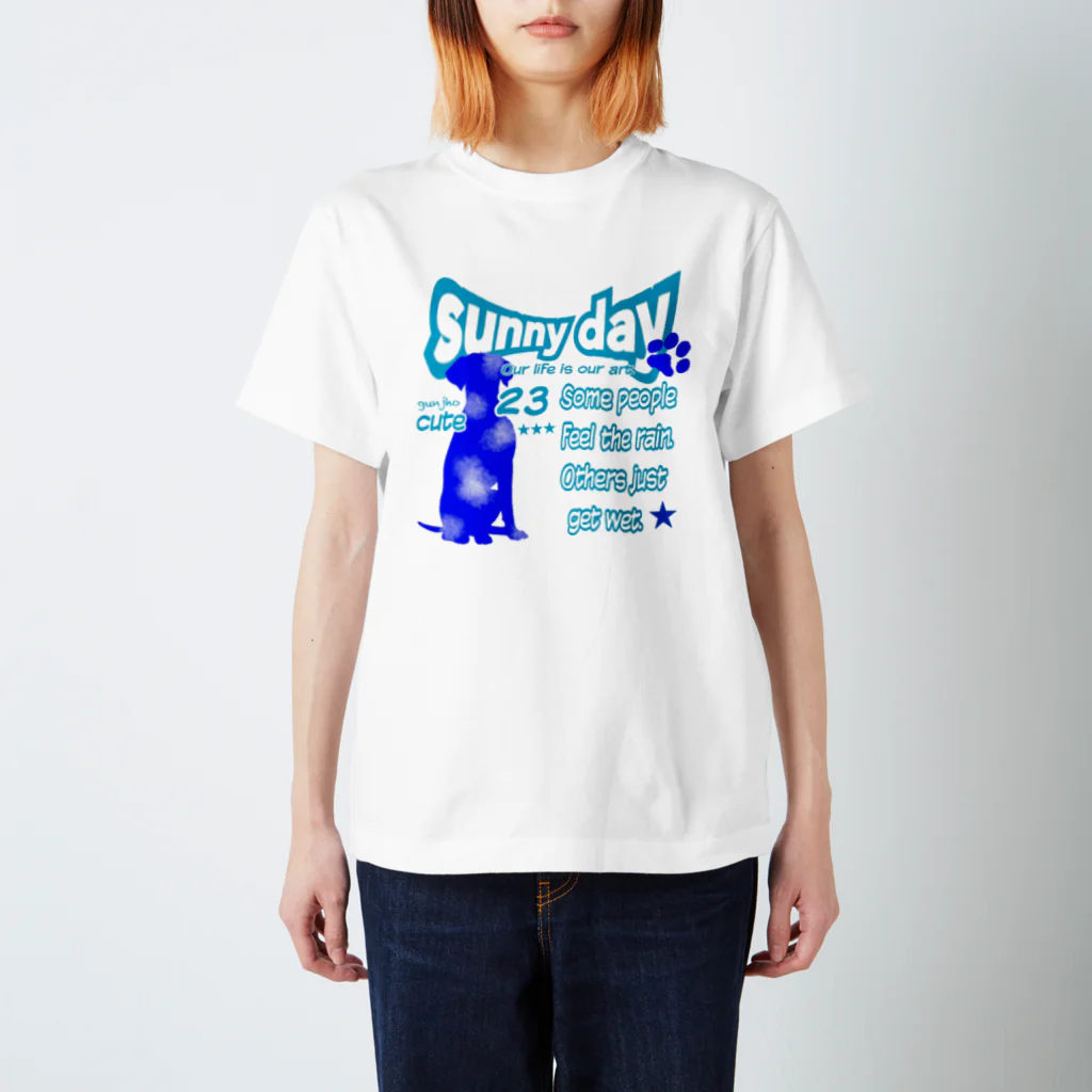 gunjho'sgalleryの青空ワンちゃん スタンダードTシャツ