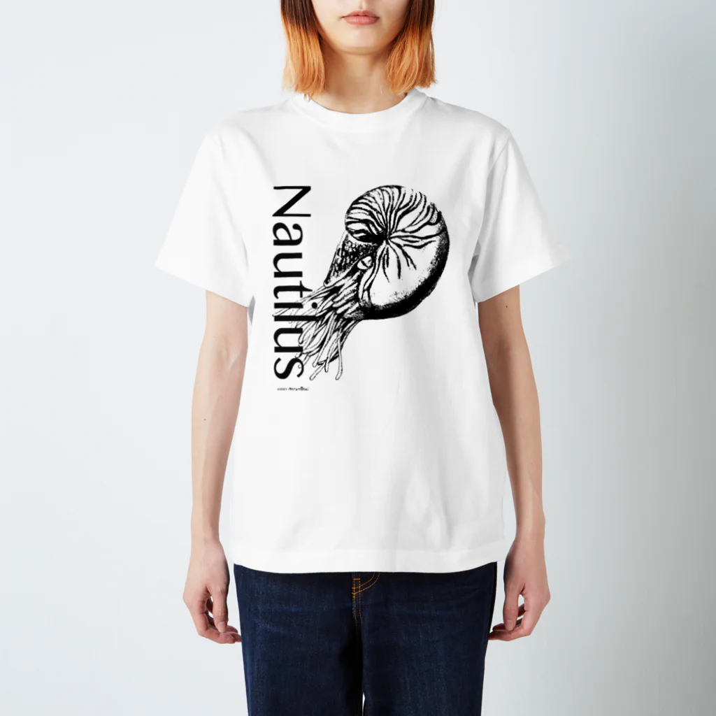 あおちゃん商会のオウム貝（Nautilusロゴ入りモノクロ） スタンダードTシャツ