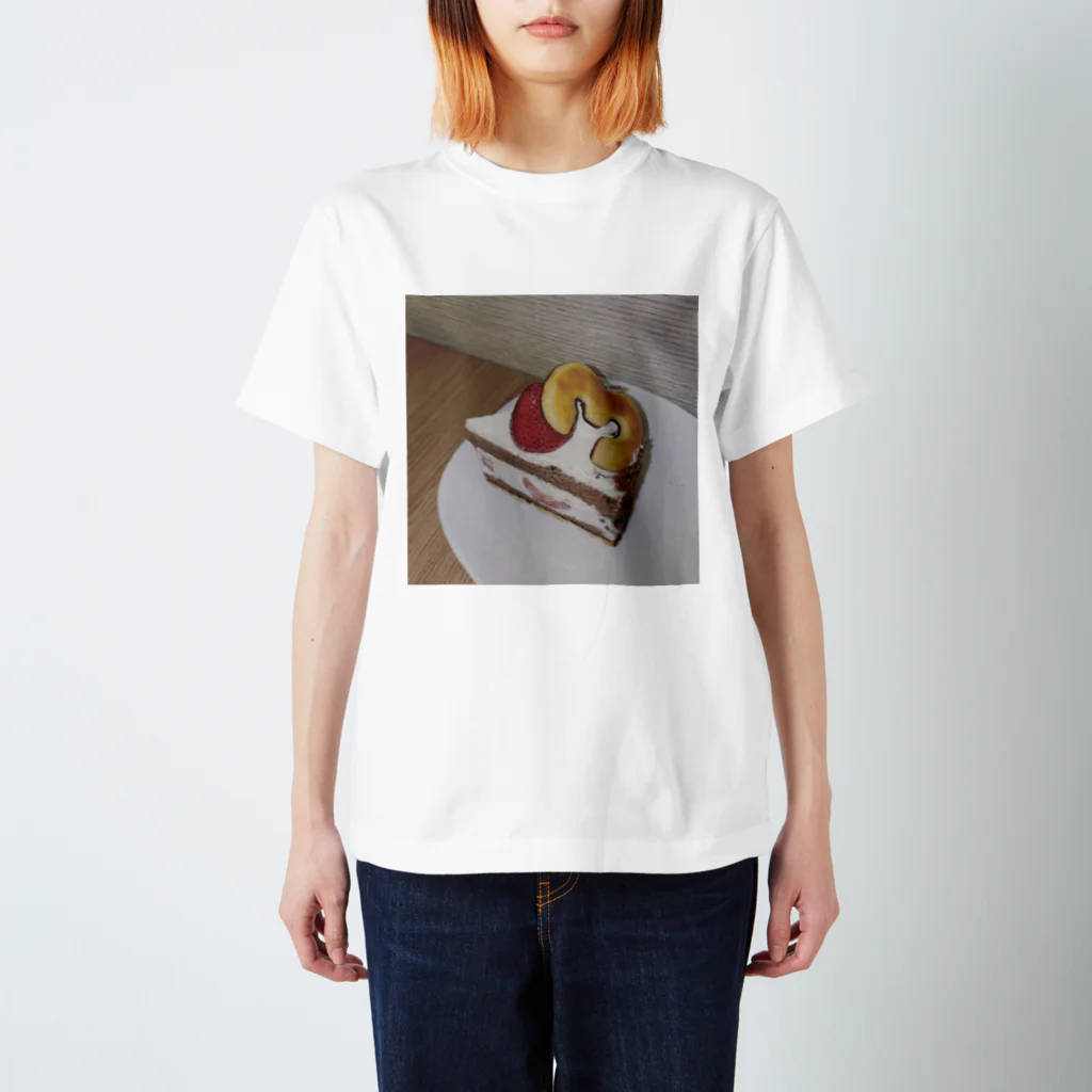 C.G.のケーキ　缶バッチ スタンダードTシャツ