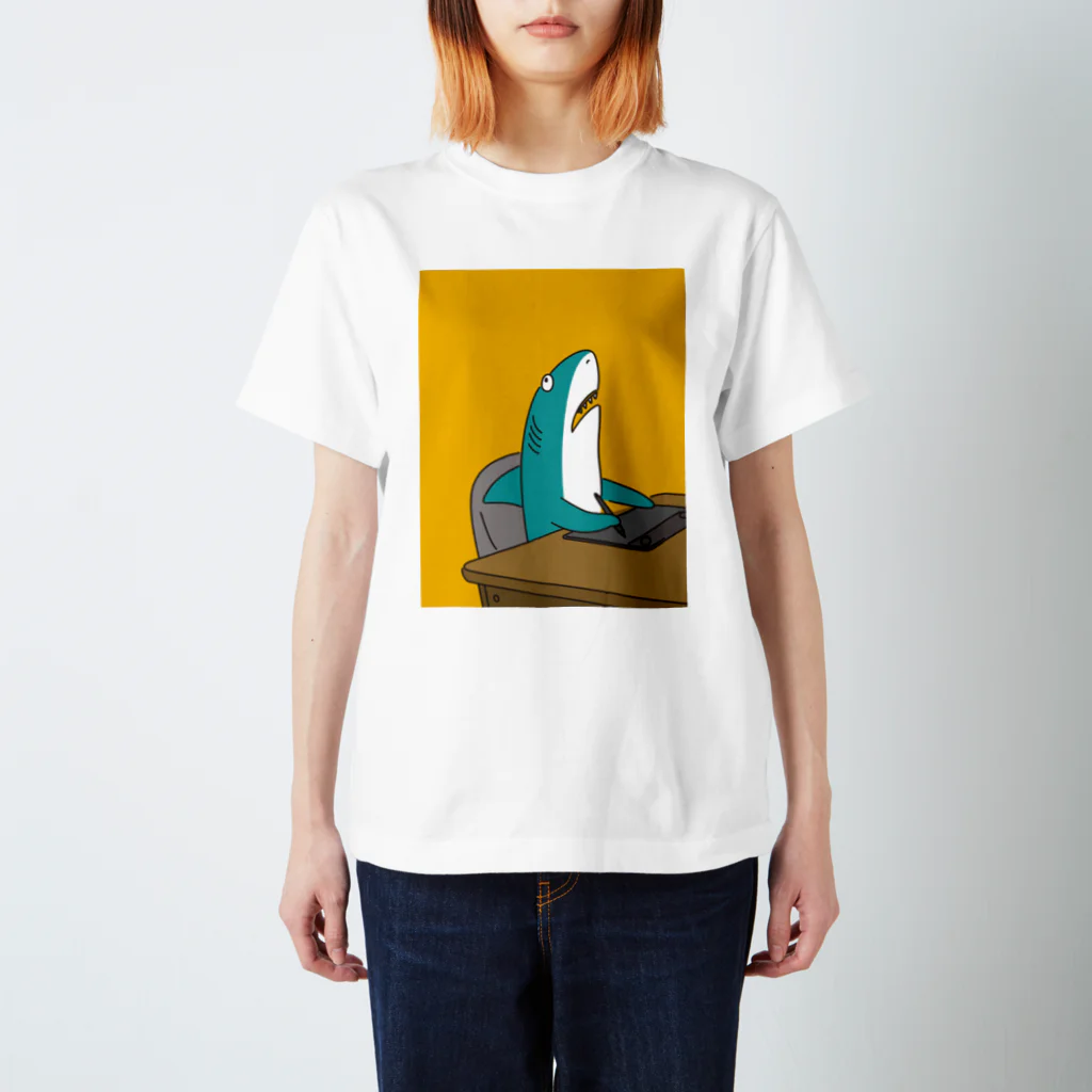 わたなべ萌の限界がきているサメ スタンダードTシャツ