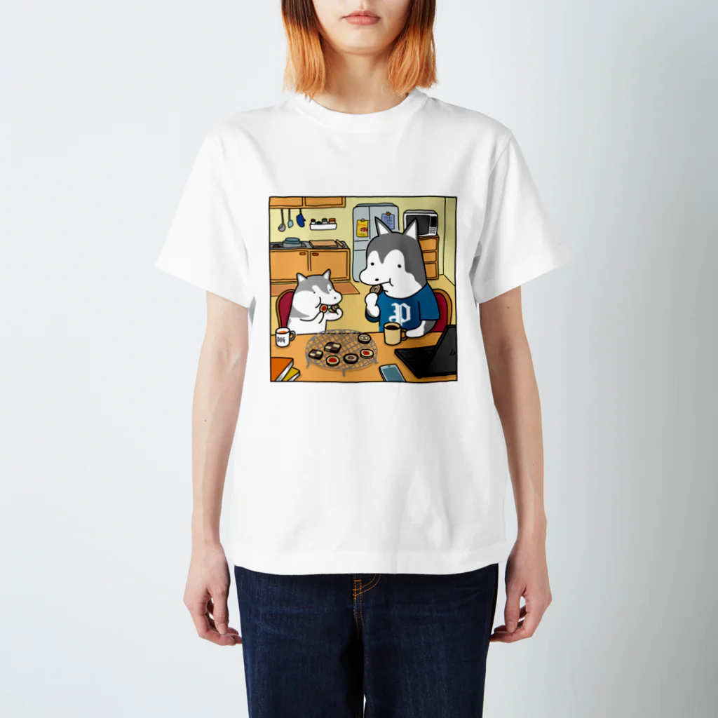 ぷらいべったーのクッキーを食べるハスキー親子 スタンダードTシャツ