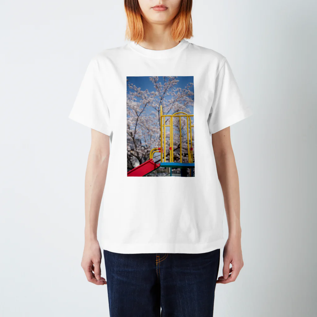 写真プリントのカラフルとポップさを持つすべり台 スタンダードTシャツ