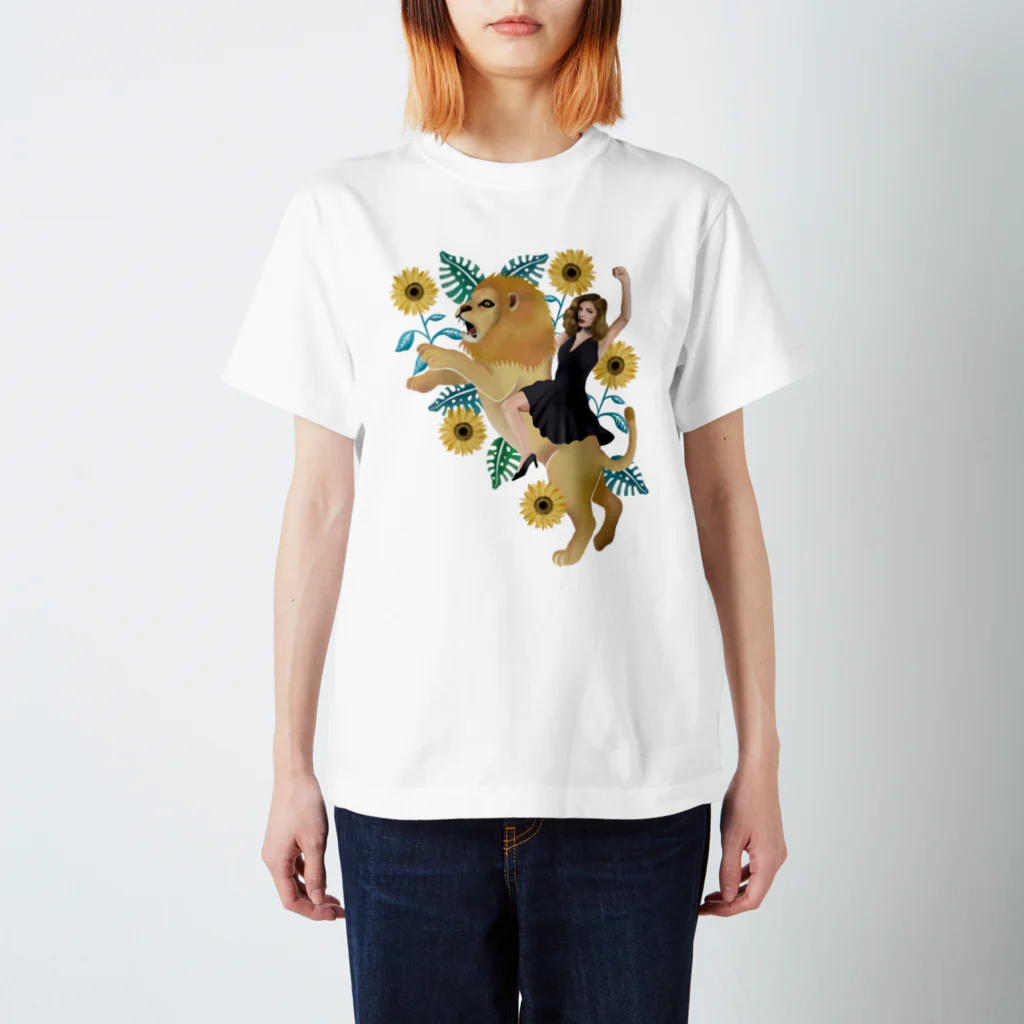 Julia_Madokaのライオンと女性 (Fearless Woman) Regular Fit T-Shirt