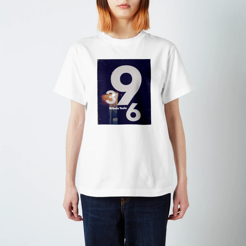 OtsuCHEEの369 ニコラ・テスラ Regular Fit T-Shirt