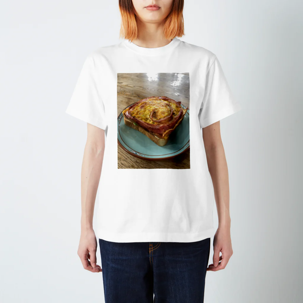 JUNK FOOD VENDORのベーコンエッグサンドイッチ（オープンフェイスver.） Regular Fit T-Shirt