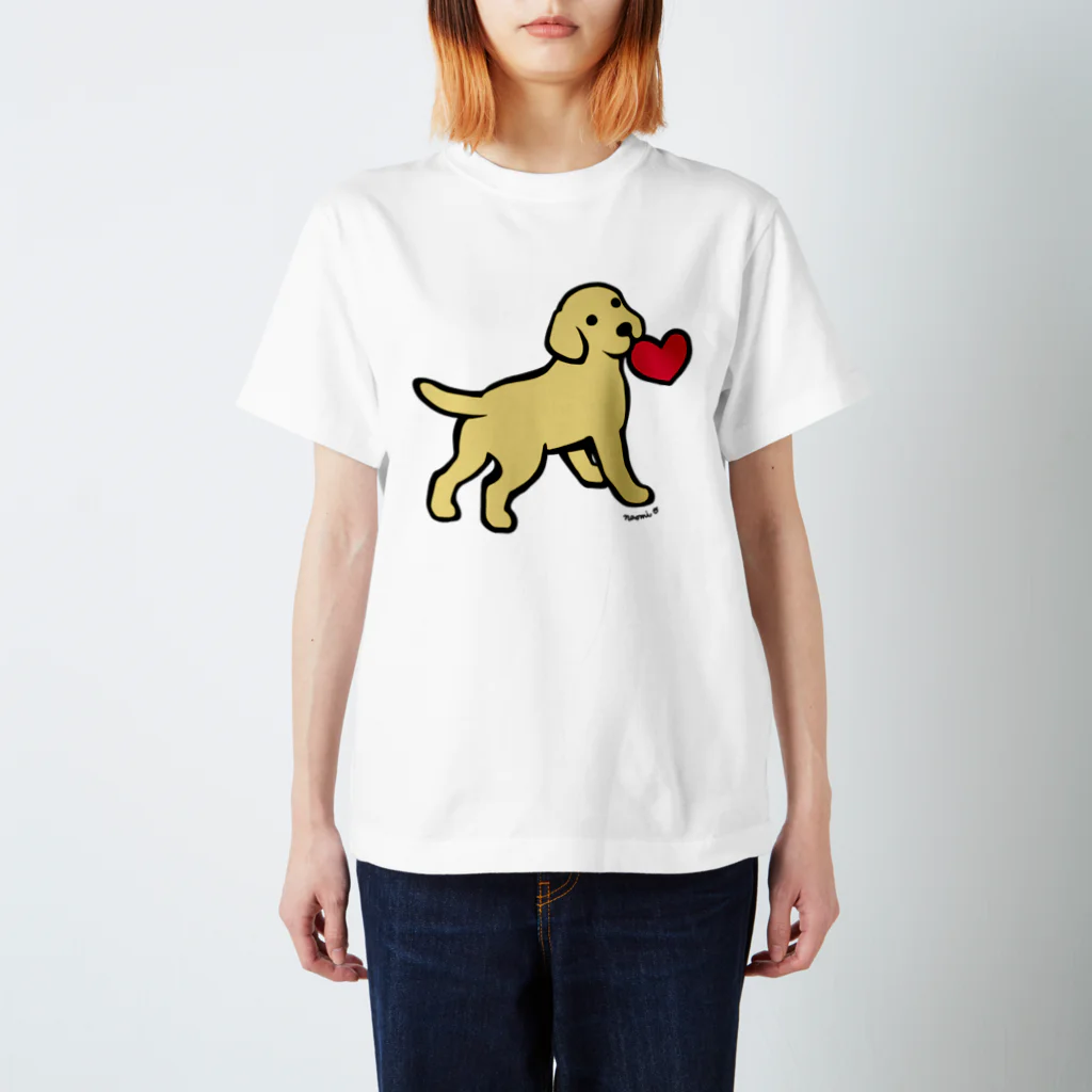 ハッピー・ラブラドールズのイエローラブパピーと赤いハート Regular Fit T-Shirt