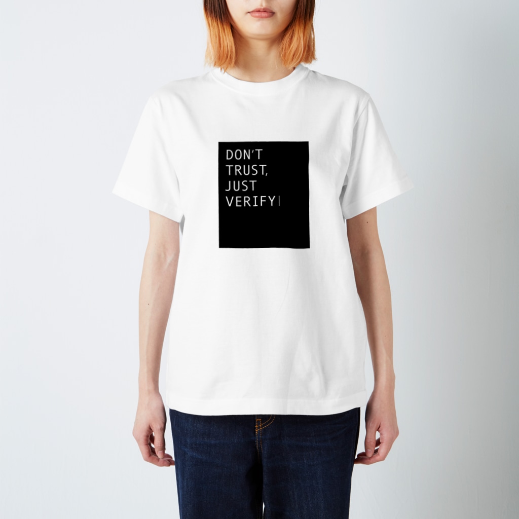 クリプト草グッツ専門店のDON'T TRUST JUST VERIFY (White) Regular Fit T-Shirt