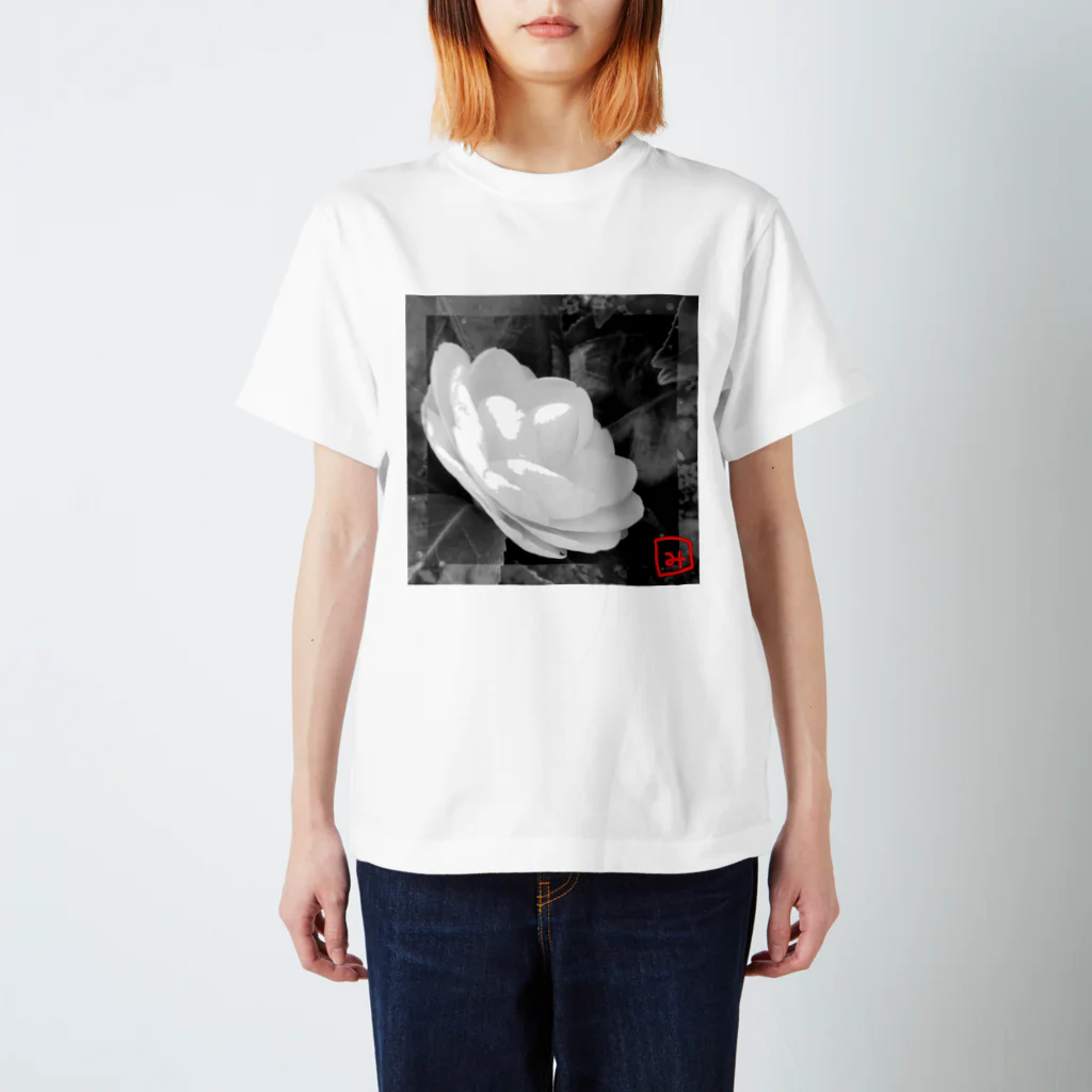 Slzy andelaの冬の始まり椿 Regular Fit T-Shirt