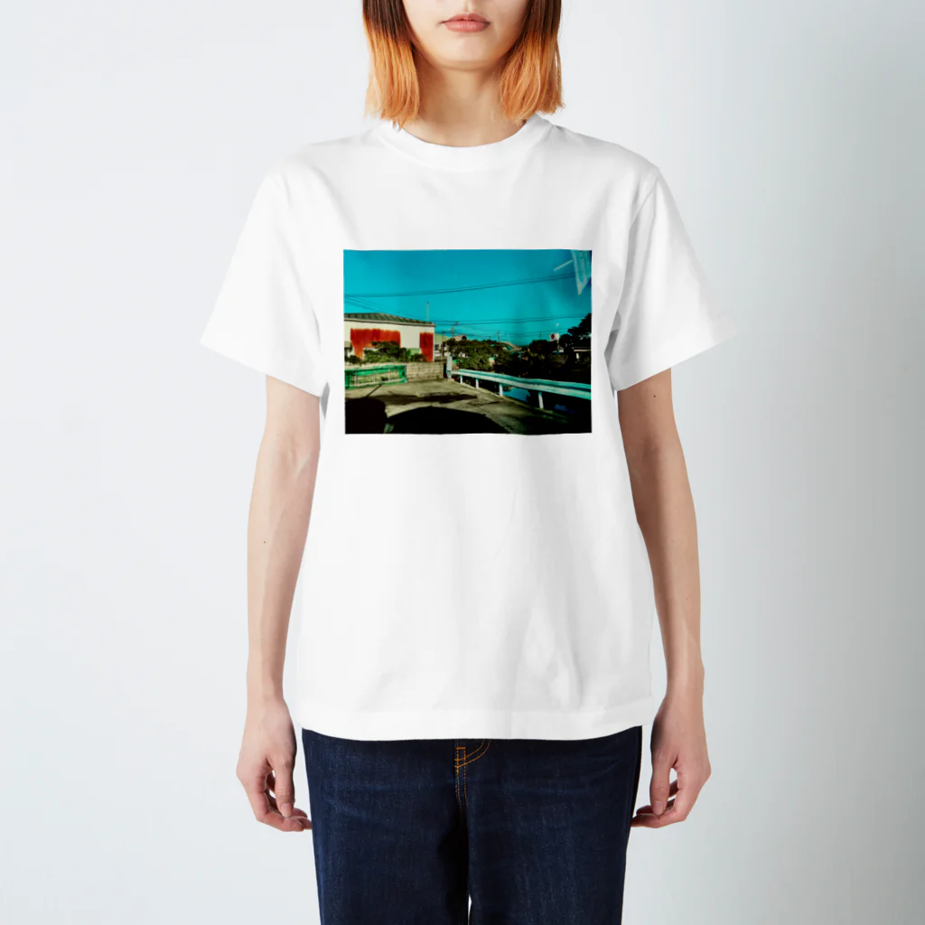 フォルダザウルスの赤錆のある風景 スタンダードTシャツ