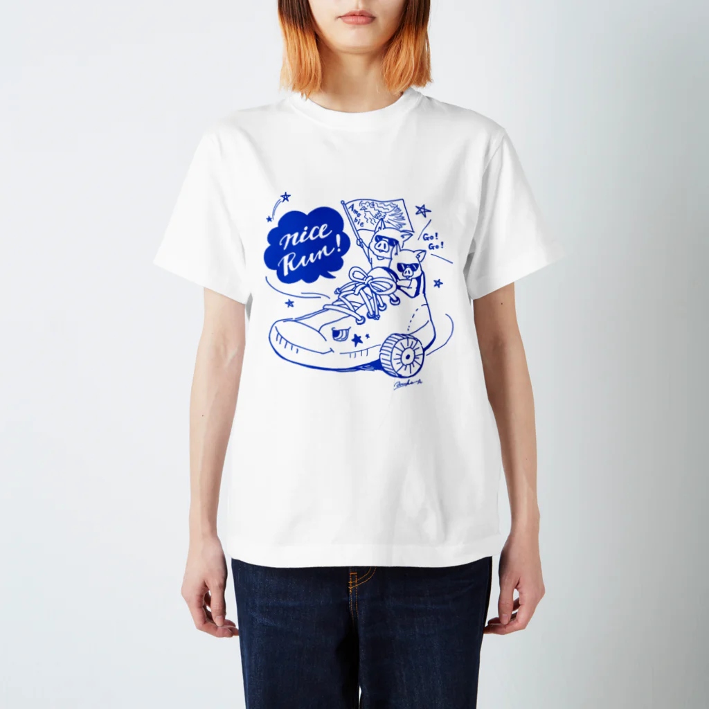 Hitotsuki Designのカラーが選べる/Twin pigs (プリント:Blue） Regular Fit T-Shirt