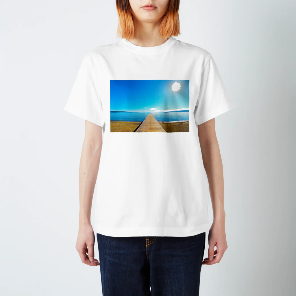 ねこまくらの佐渡島・佐和田海岸の桟橋 Regular Fit T-Shirt