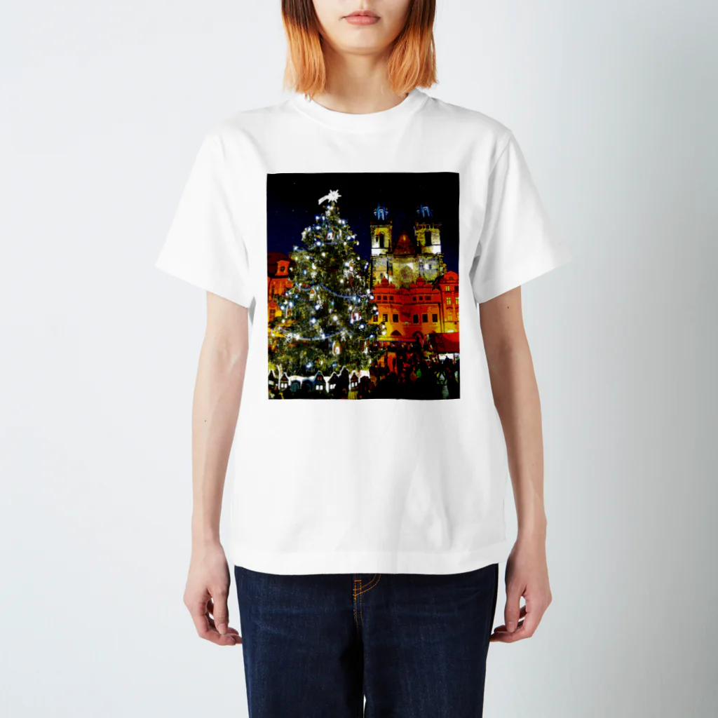 GALLERY misutawoのプラハ 夜のクリスマスツリーとティーン教会 スタンダードTシャツ