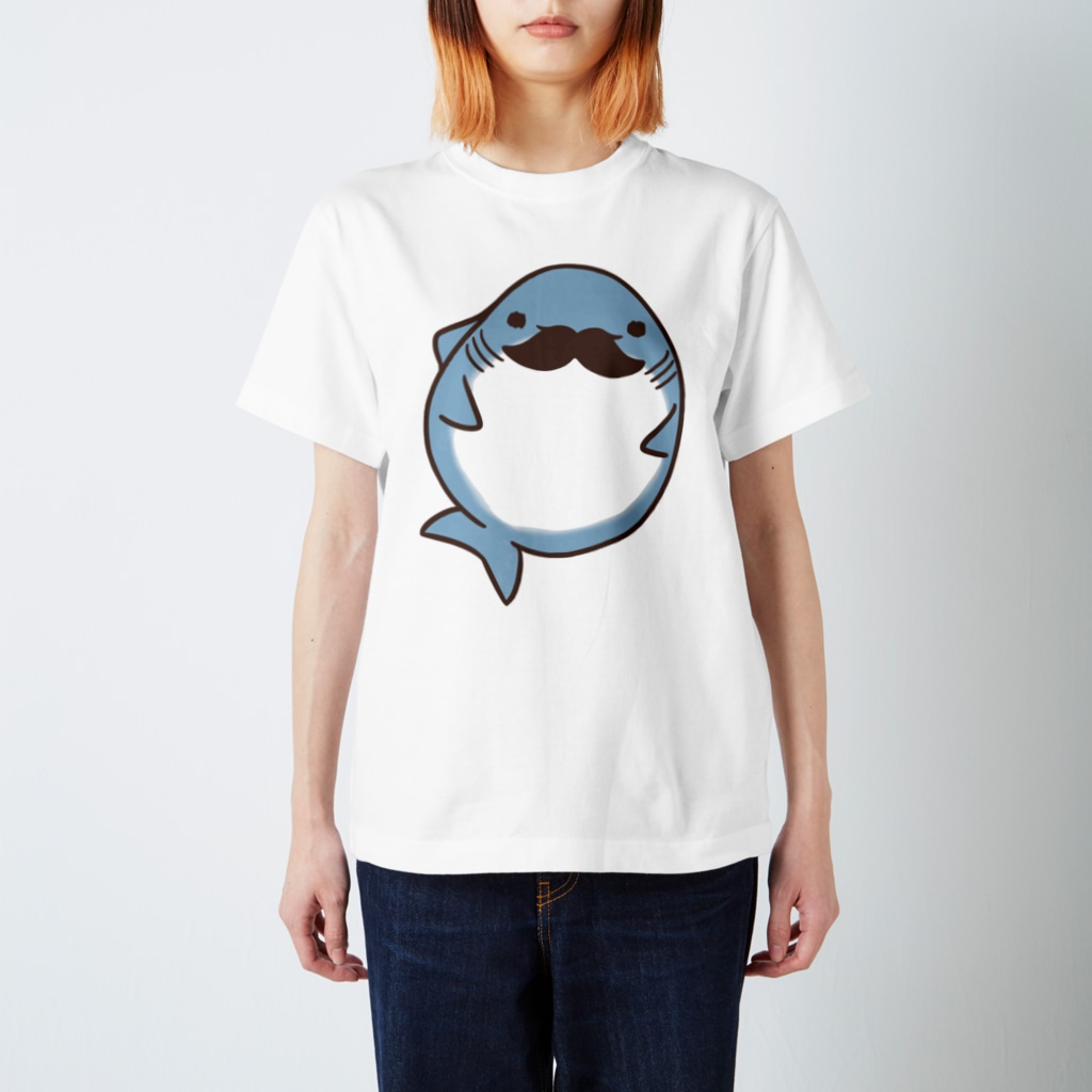 鮫処 祭のぽっちゃり ちょび髭鮫 Regular Fit T-Shirt