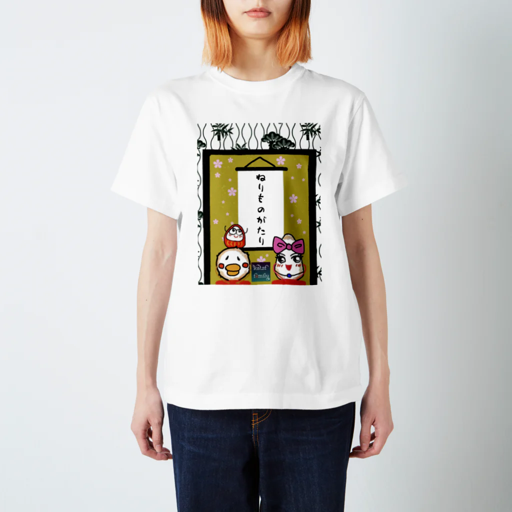 Katsf family samisamiの掛け軸ねりものがたり（縦） Regular Fit T-Shirt