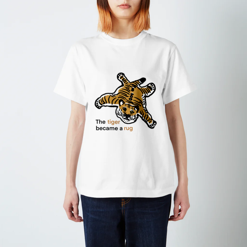 fujicozaccaのトラが敷物になった スタンダードTシャツ