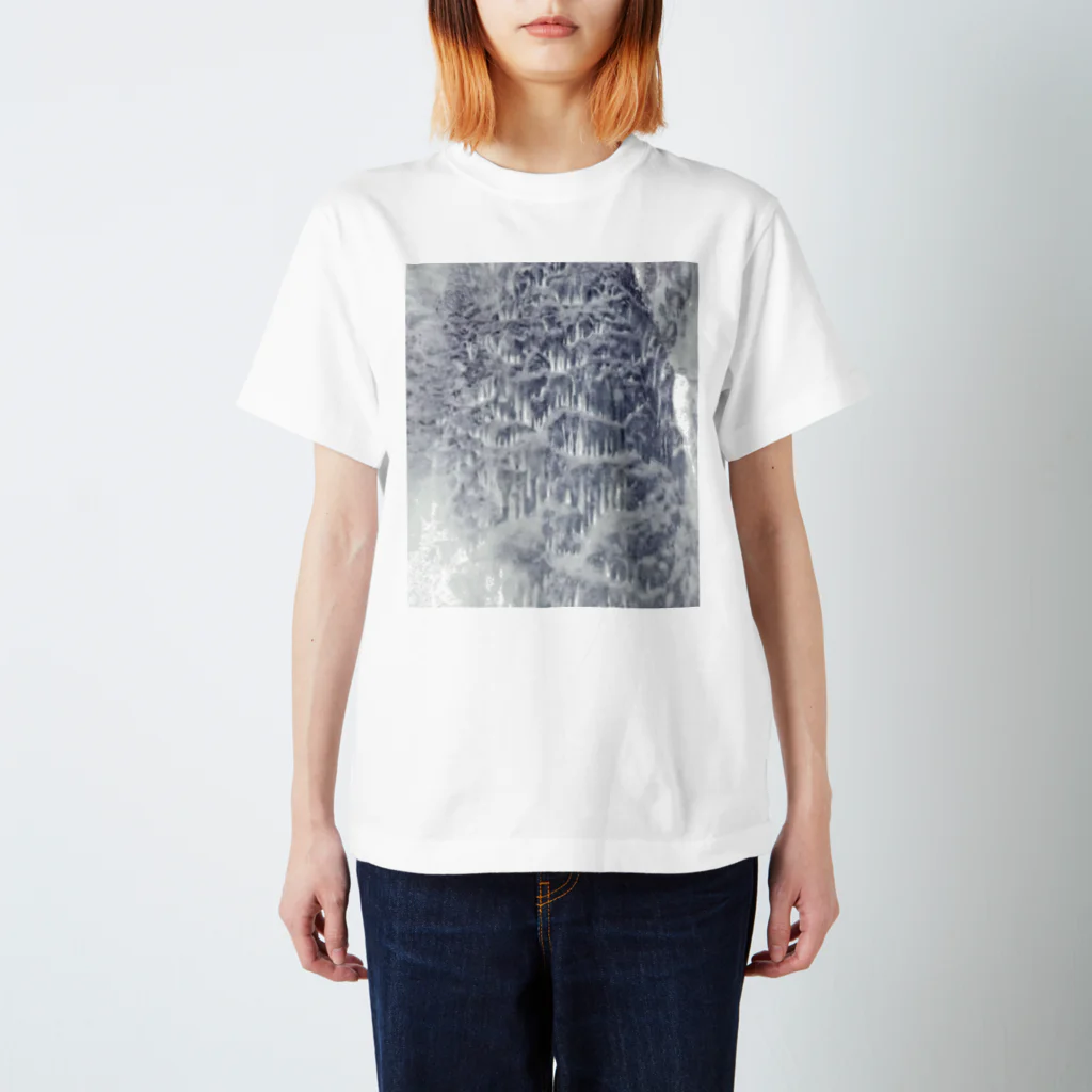 精霊電設の雪深い山道 Regular Fit T-Shirt