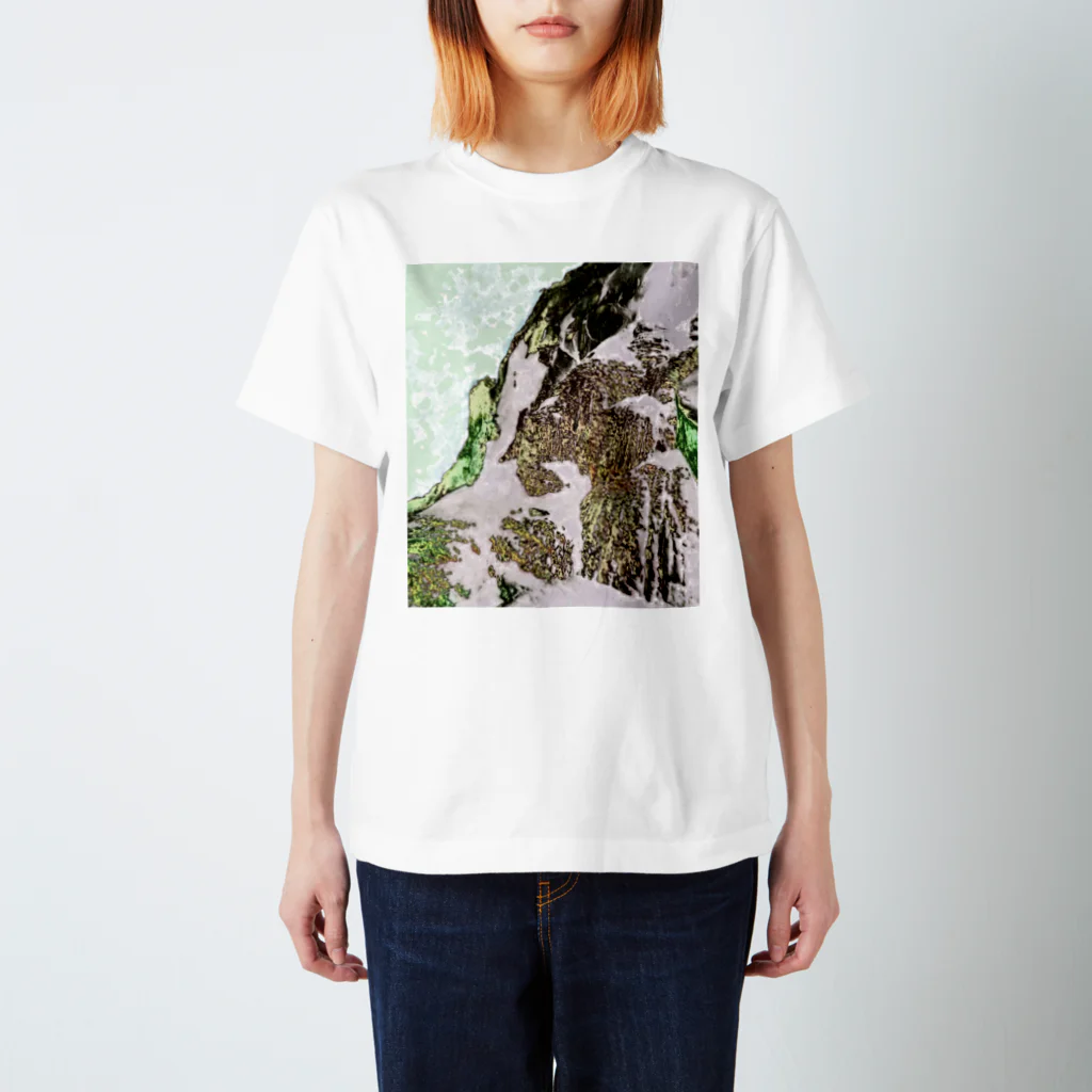 精霊電設の迎春の雪山 Regular Fit T-Shirt