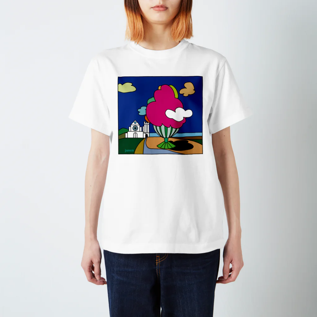 Blupiggの幸せの丘ピンクの木 Regular Fit T-Shirt