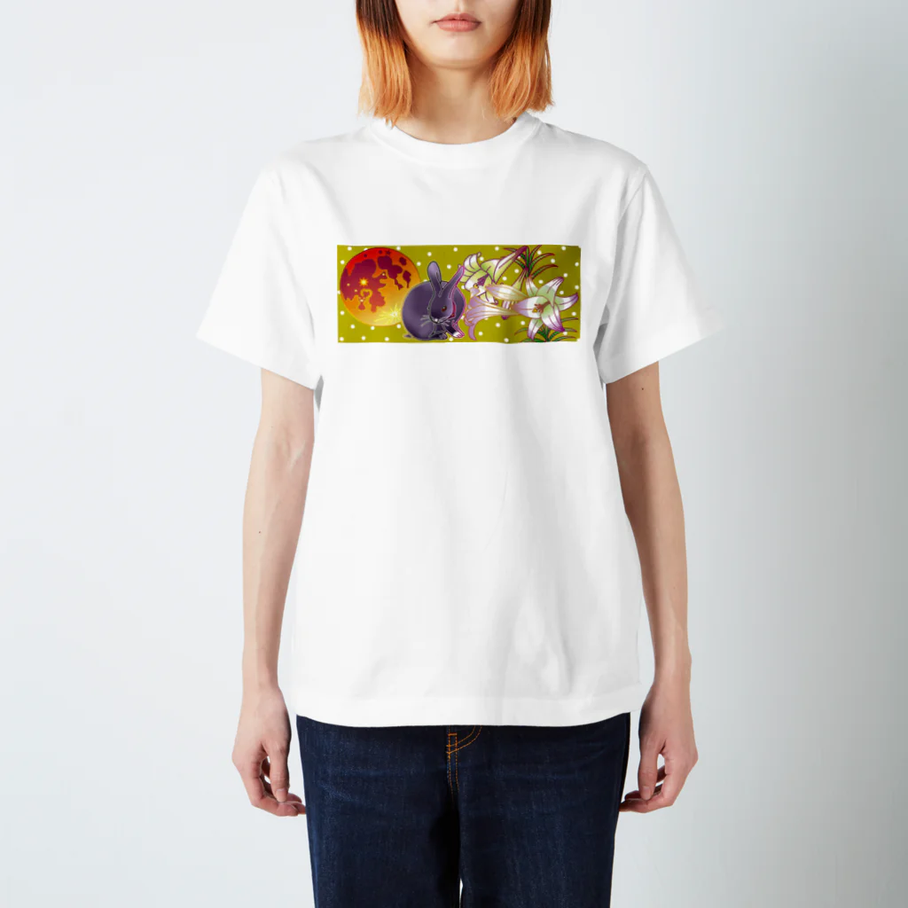 KANAT  LAMHITAのうさぎと満月と鉄砲百合 Regular Fit T-Shirt