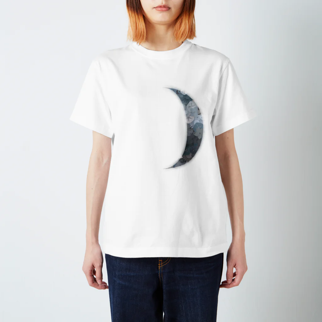 pianocurve DesignのMoon face designed with summer flowers No.3 スタンダードTシャツ