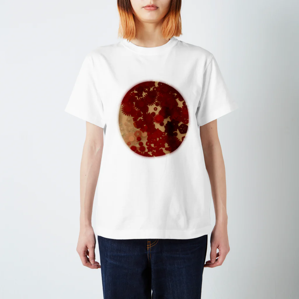 pianocurve DesignのMoon face designed with summer flowers No.14 Regular Fit T-Shirt