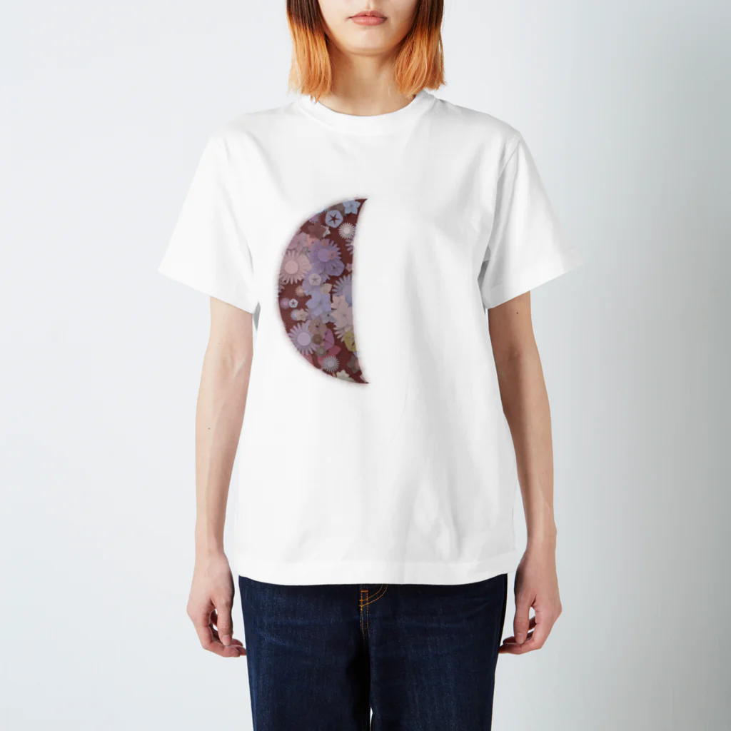 pianocurve DesignのMoon face designed with summer flowers No.24 Regular Fit T-Shirt