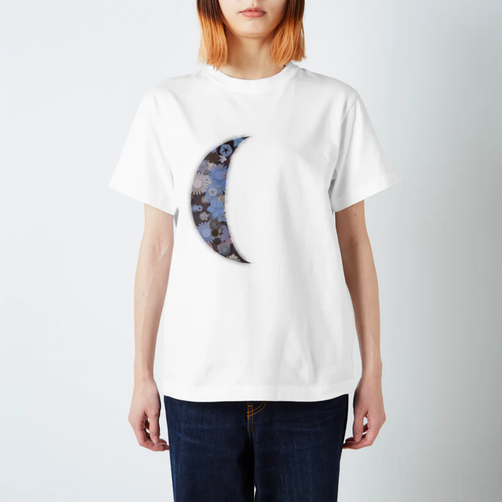 pianocurve DesignのMoon face designed with summer flowers No.26 Regular Fit T-Shirt