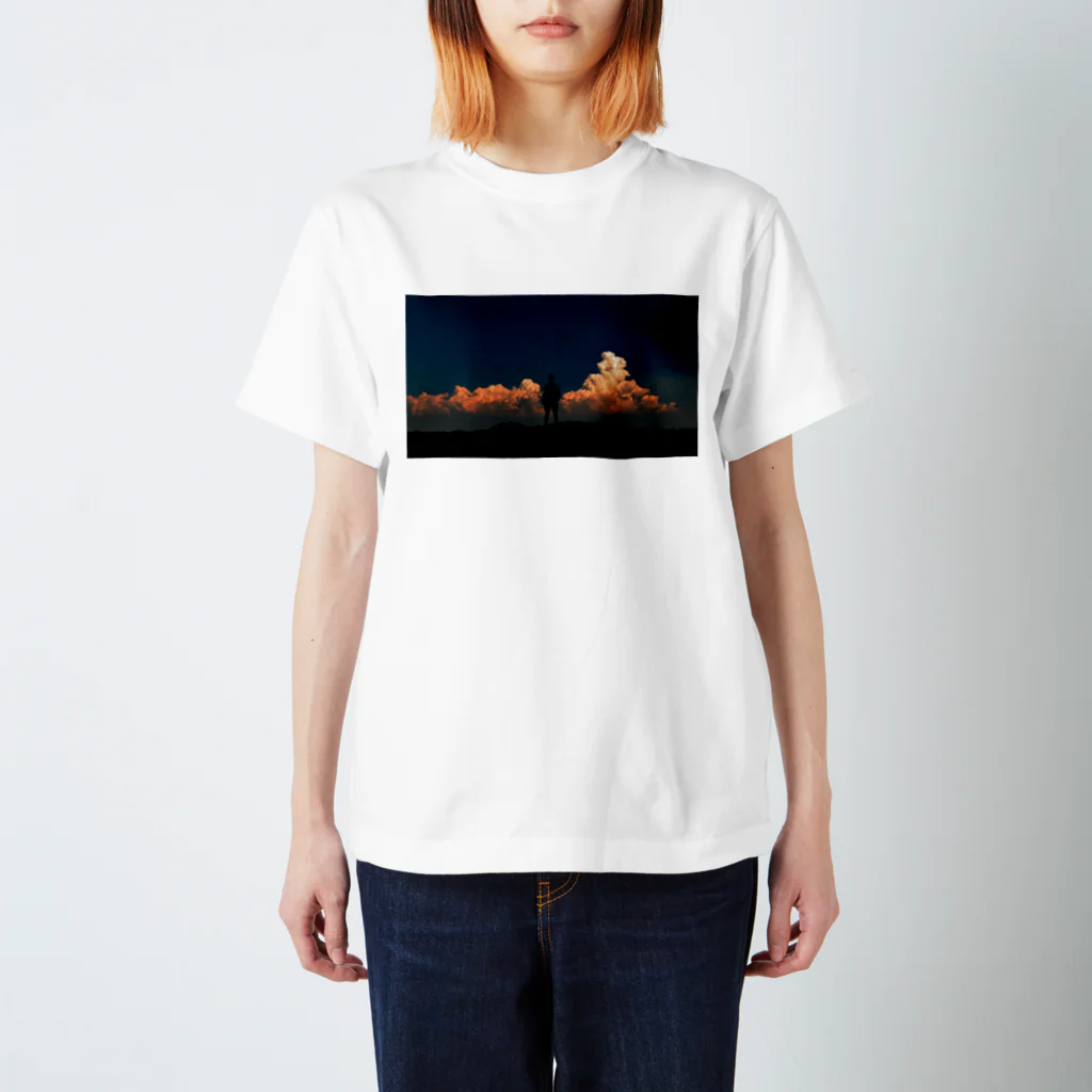 じぇん屋の雲と青年（横） Regular Fit T-Shirt