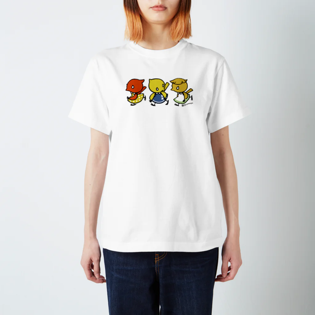 こむにゅのアパートメントの『仲良しカナリア』 Regular Fit T-Shirt