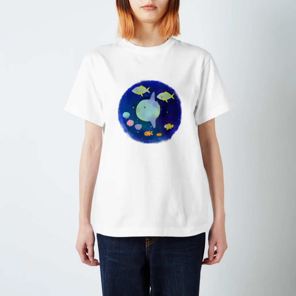 ぴおぴよマルシェの宇宙を泳ぐ スタンダードTシャツ