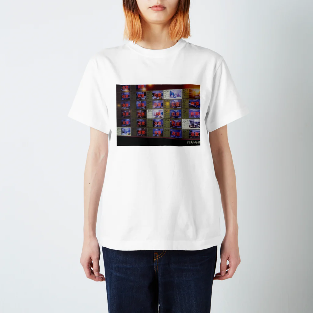 dosukoi_youngのLOVE HOTEL Regular Fit T-Shirt