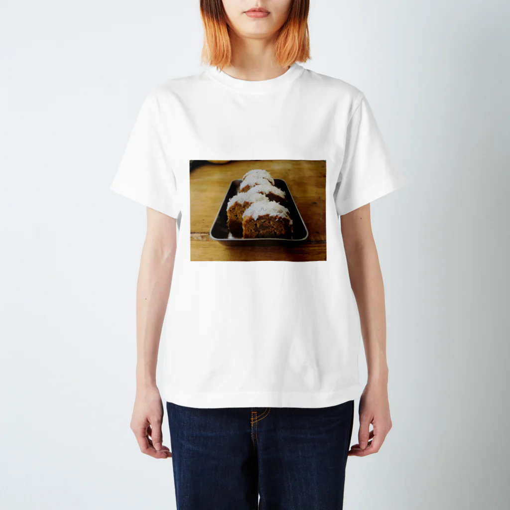 長谷川さんのキャロットケーキ Regular Fit T-Shirt
