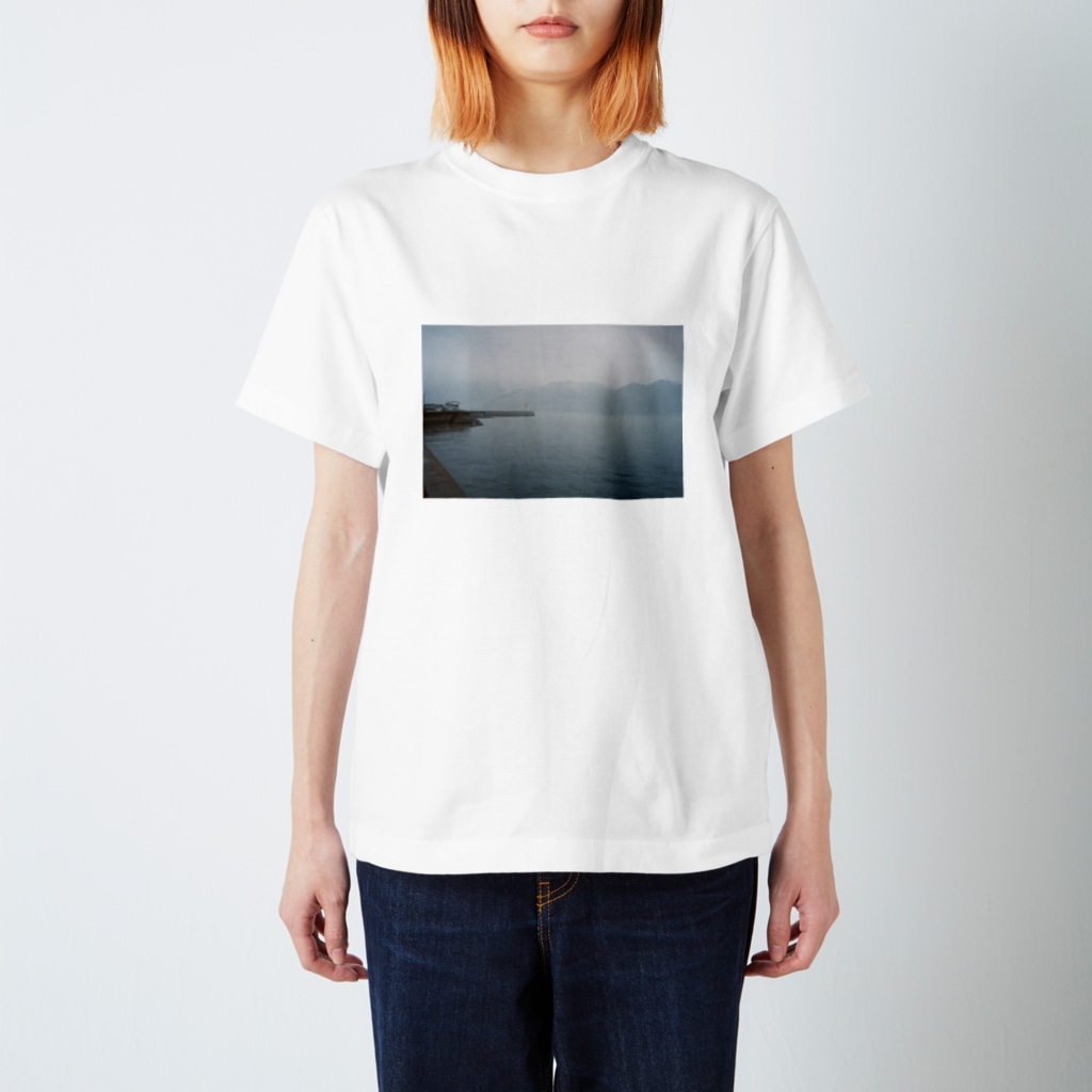 Esseの雨の日の海と白い灯台 Regular Fit T-Shirt