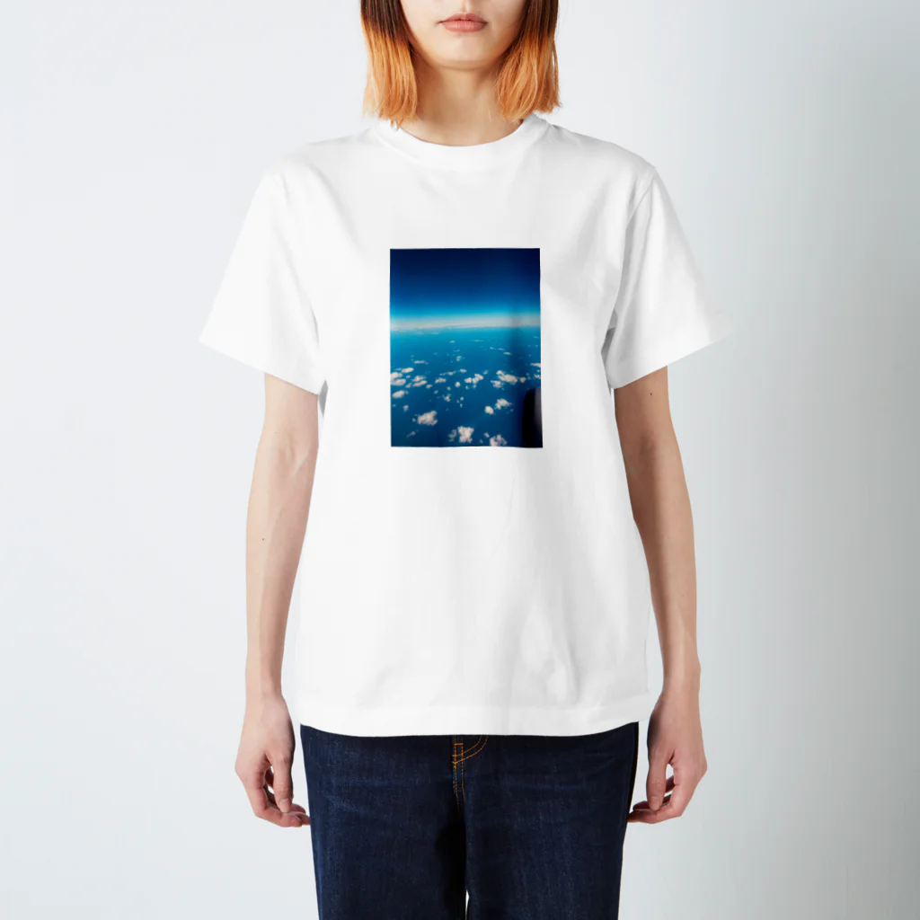 青空の飛行機から見た青空 スタンダードTシャツ