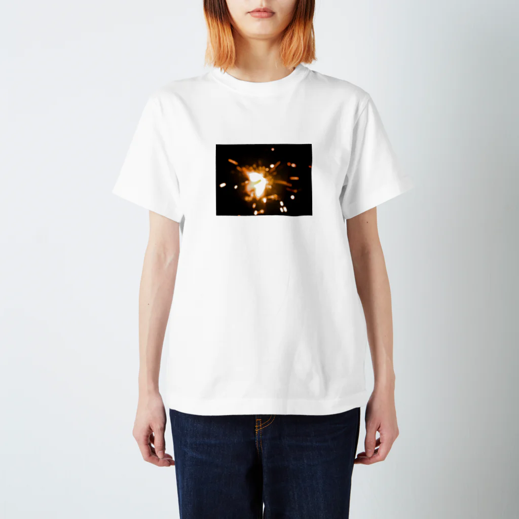 chika_youngestの打ち上げ花火を真近でみた スタンダードTシャツ