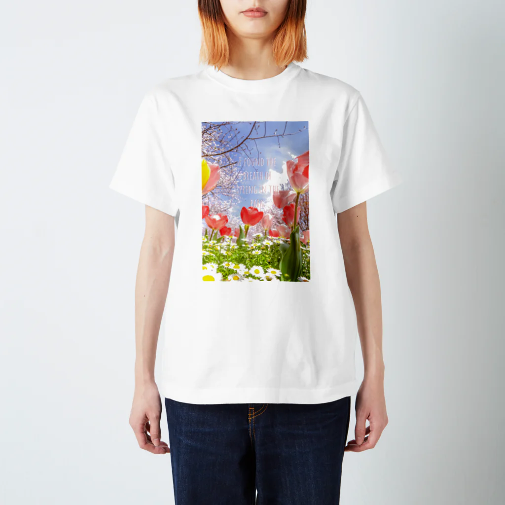 蛍石のI found the breath of spring in the park. Regular Fit T-Shirt