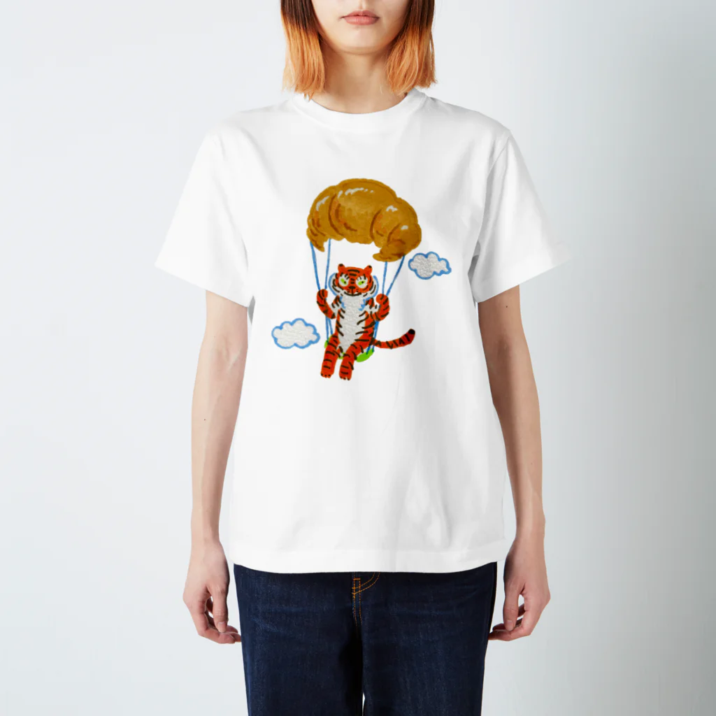 segasworksのクロワッサンとトラちゃん スタンダードTシャツ