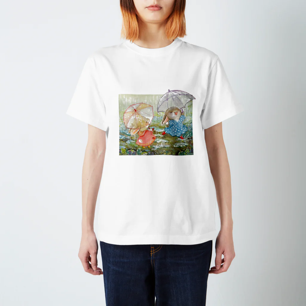 絵本作家のざっか屋さんのrainy Regular Fit T-Shirt